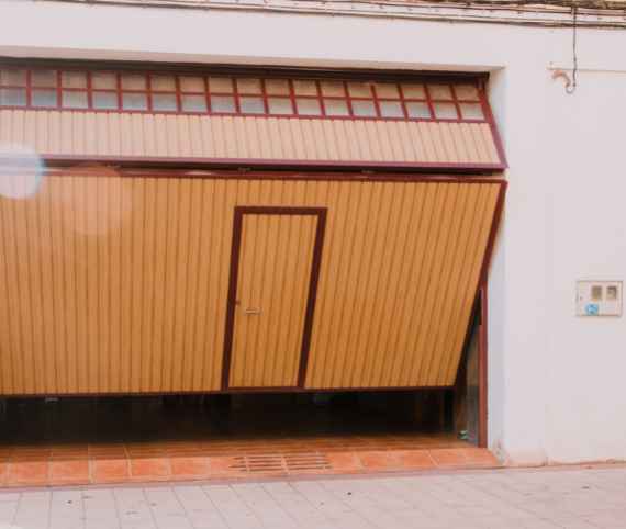 A noisy garage door opener can disturb the peace in your home and annoy your neighbors. Fortunately, there is a solution: a noiseless garage door opener.